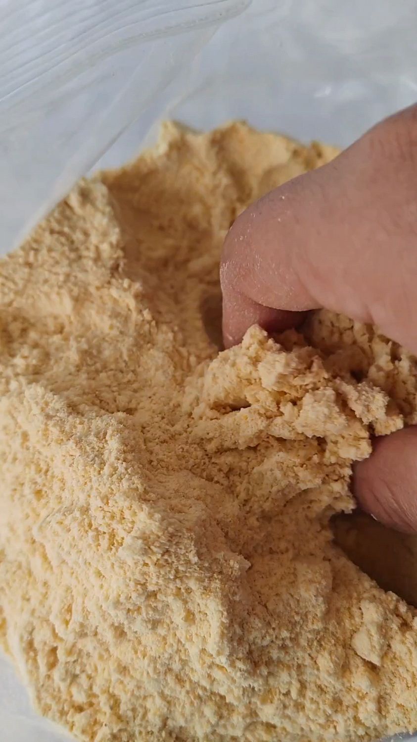 农村自家种的新黄豆刚刚加工回来蘑的黄豆面,做面食特别好吃