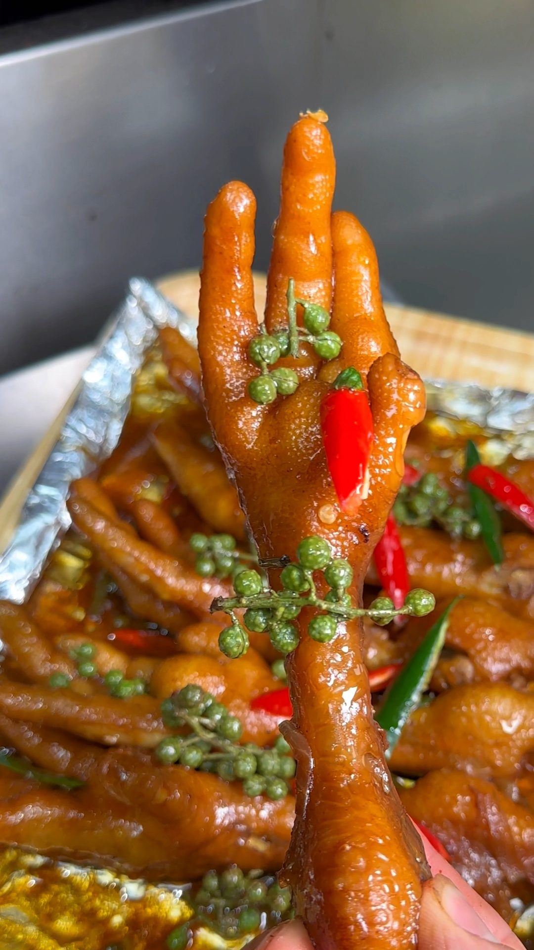 烧烤店的特色菜品锡纸藤椒鸡爪