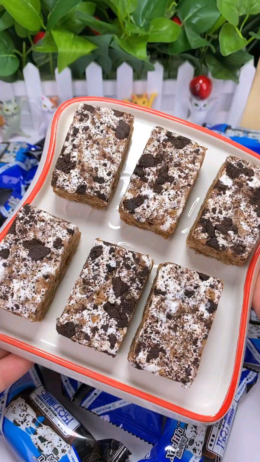是三重口感的巧克力慕斯奶盖呀!铺满奥利奥碎,口感松软奶香浓郁
