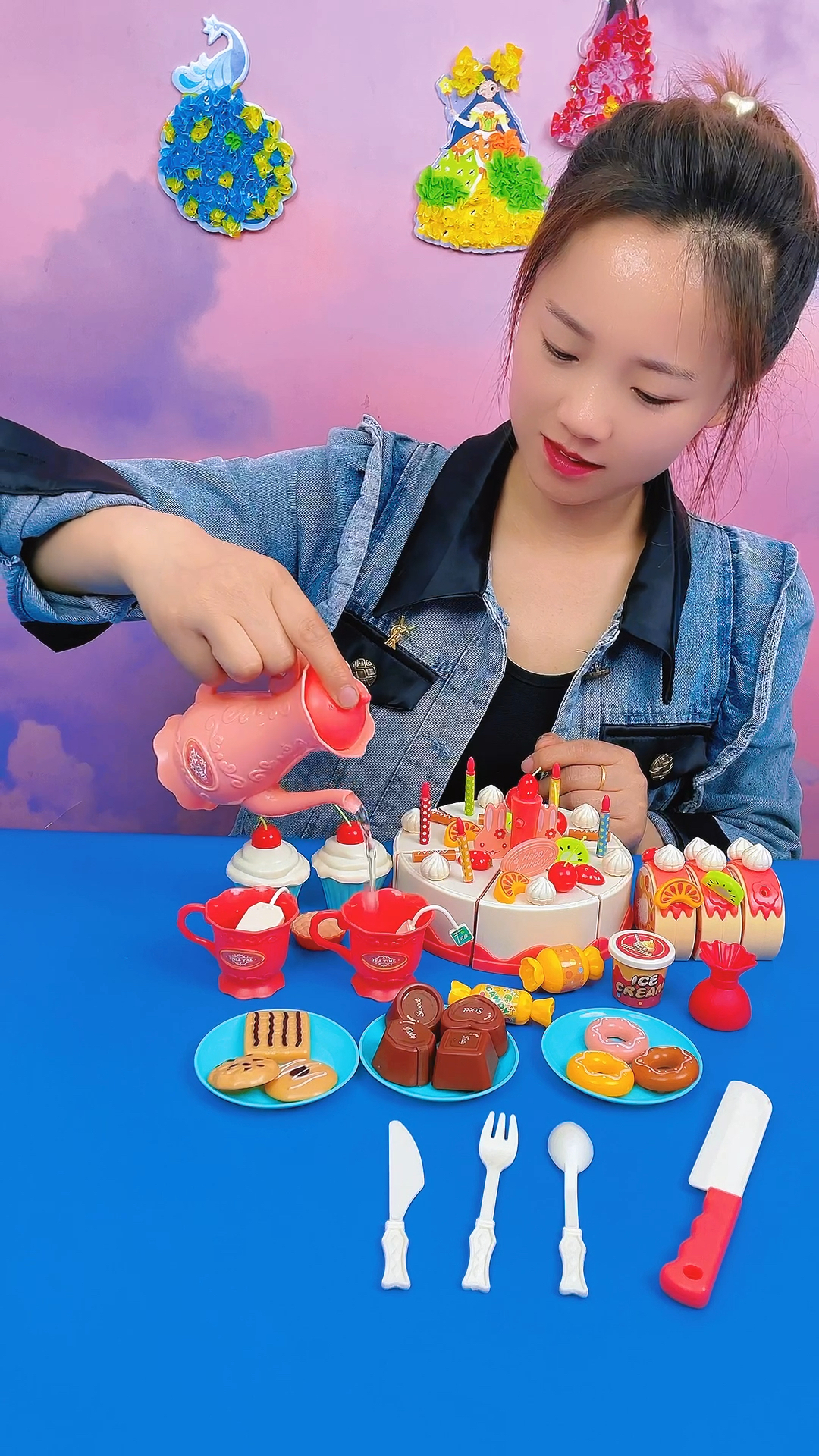 过家家生日蛋糕,送给宸宸的礼物被大恐龙破坏了