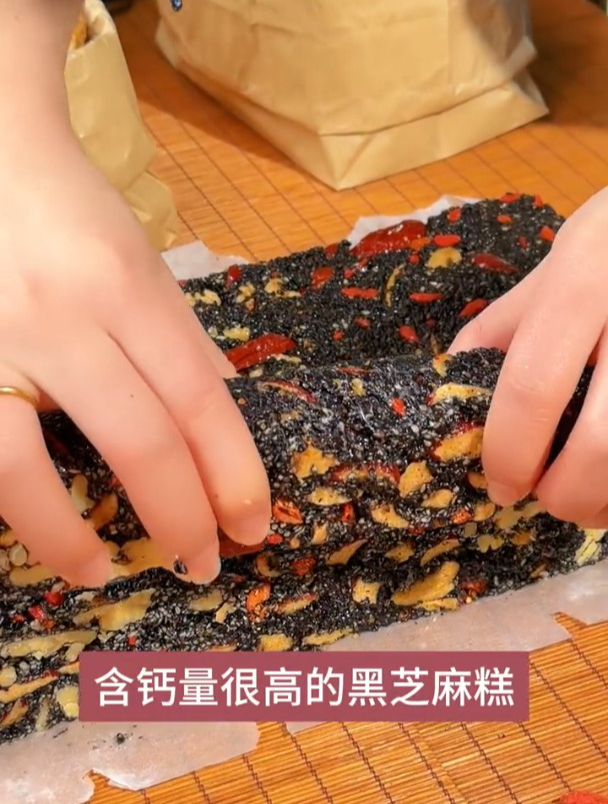 黑芝麻富含钙蛋白质和微量元素,搭配红枣核桃,适合久坐不动的你