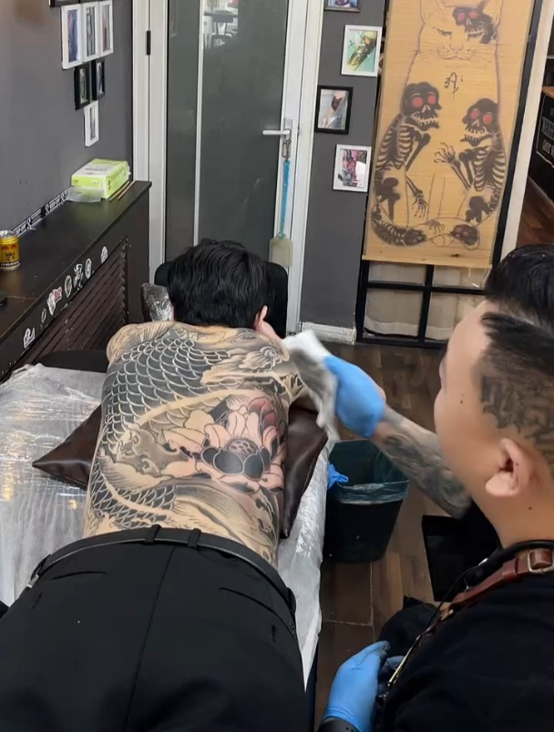 锦鲤满背遮盖进行中,纹身是个人爱好,不应该对人有歧视感!