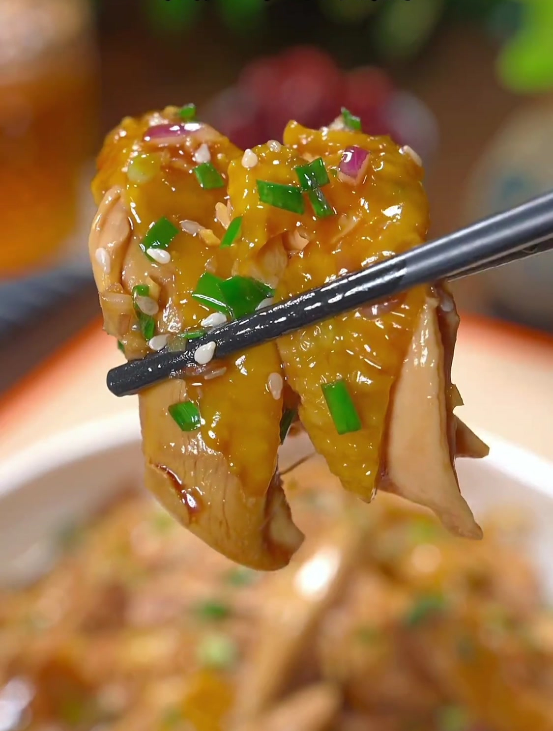 家里有鸡有腿有姜葱的,要试试这个葱油捞鸡,鲜香滑嫩,皮脆肉嫩