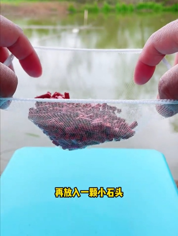 想要聚鱼又快又集中,应该如何打窝?老钓手只用一个“塑料袋”!