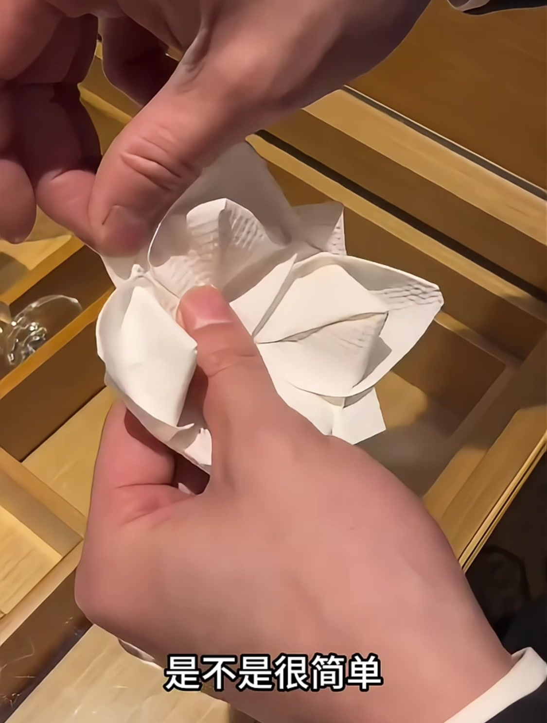 一张普普通通的纸巾,还能折成莲花