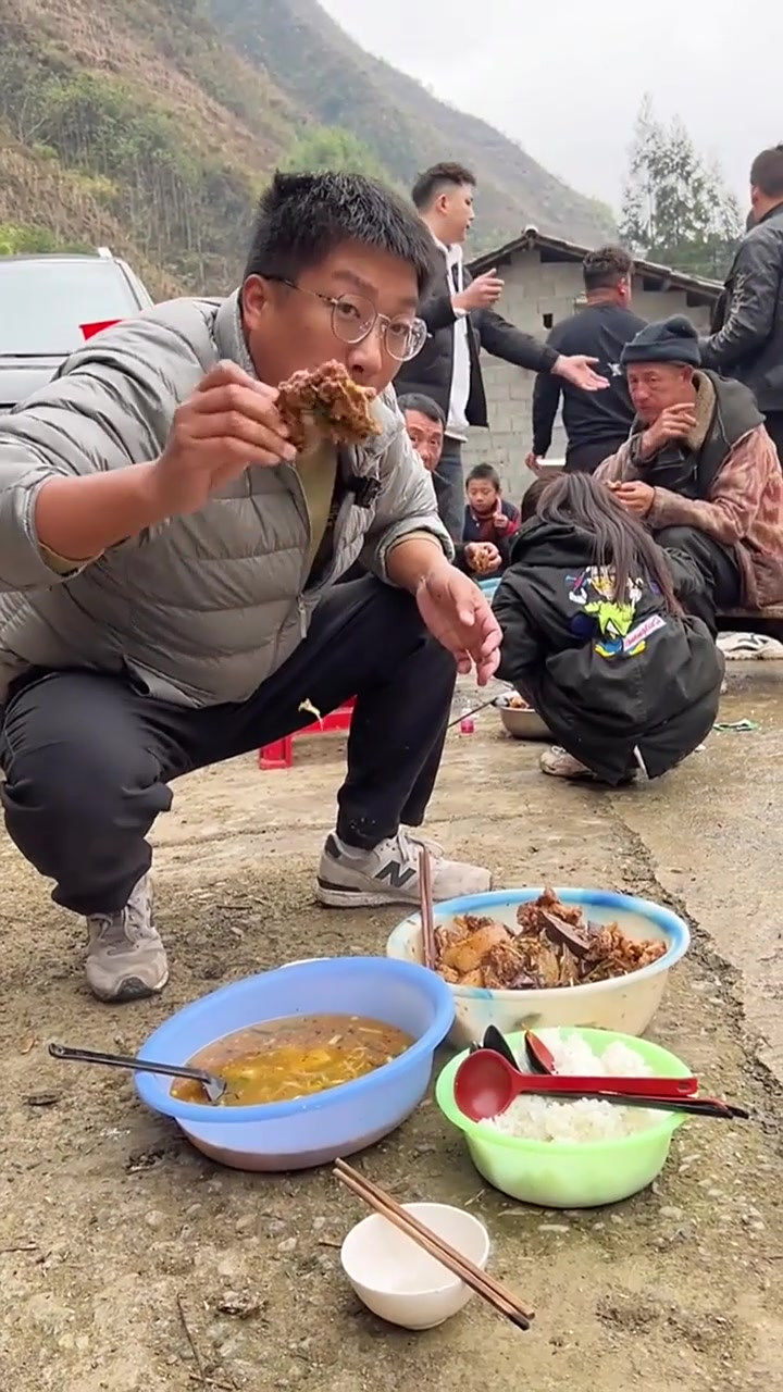 在凉山州吃彝族坨坨肉,祝彝族朋友们新年快乐!库史木萨,孜莫格