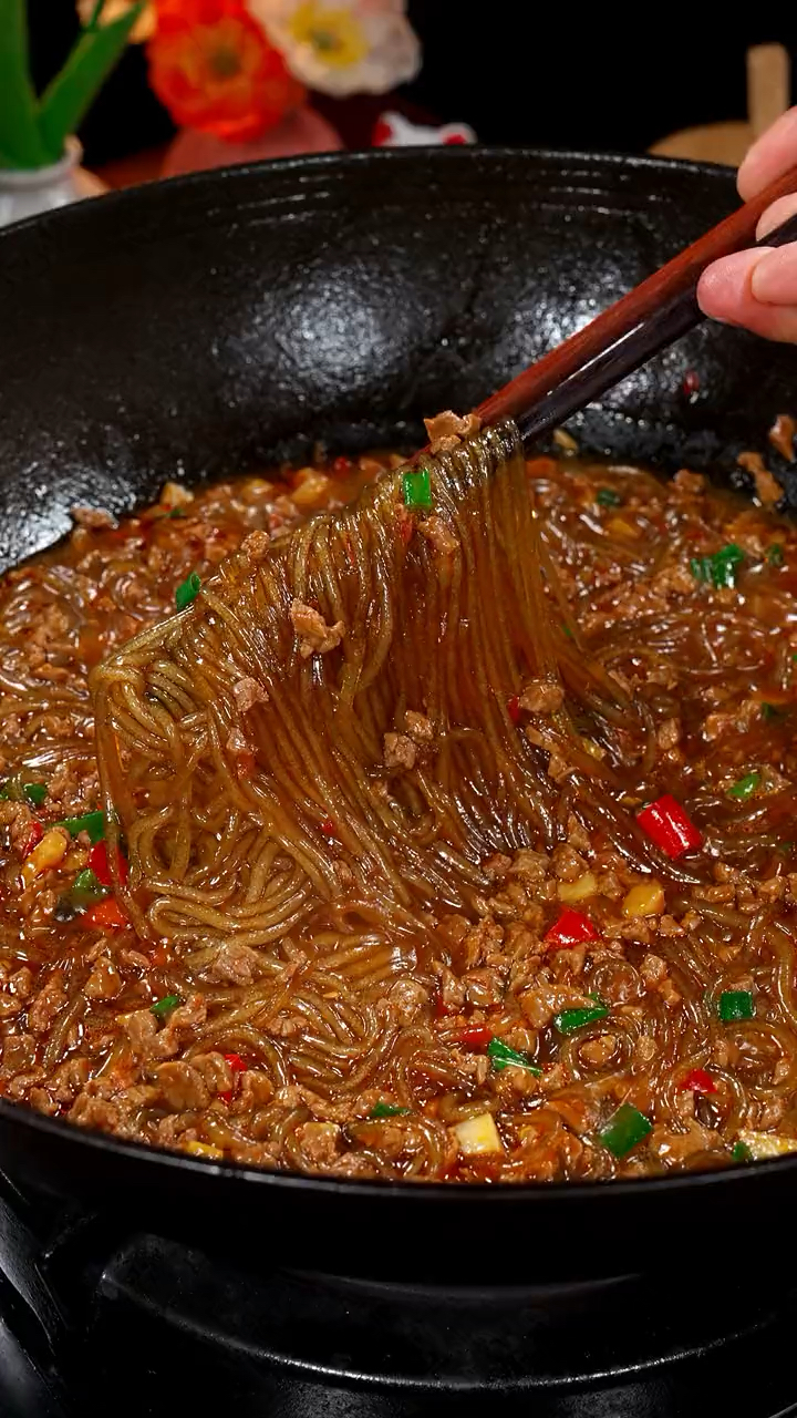 以后粉条买回家,你就像我这样做个肉末粉条。好吃劲道
