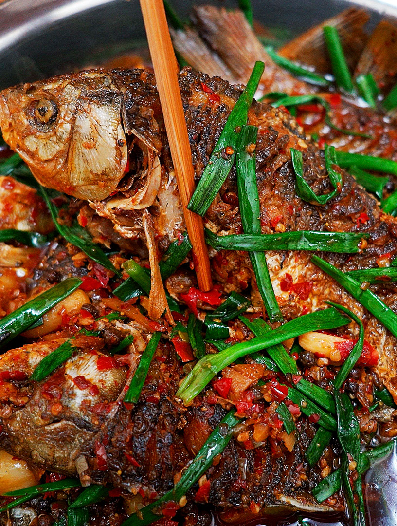 带籽的葱葱鲫鱼,打上花刀瞬间变无刺鲫鱼