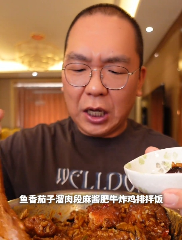 今天平姐给咱安排一个鱼香茄子拌饭!