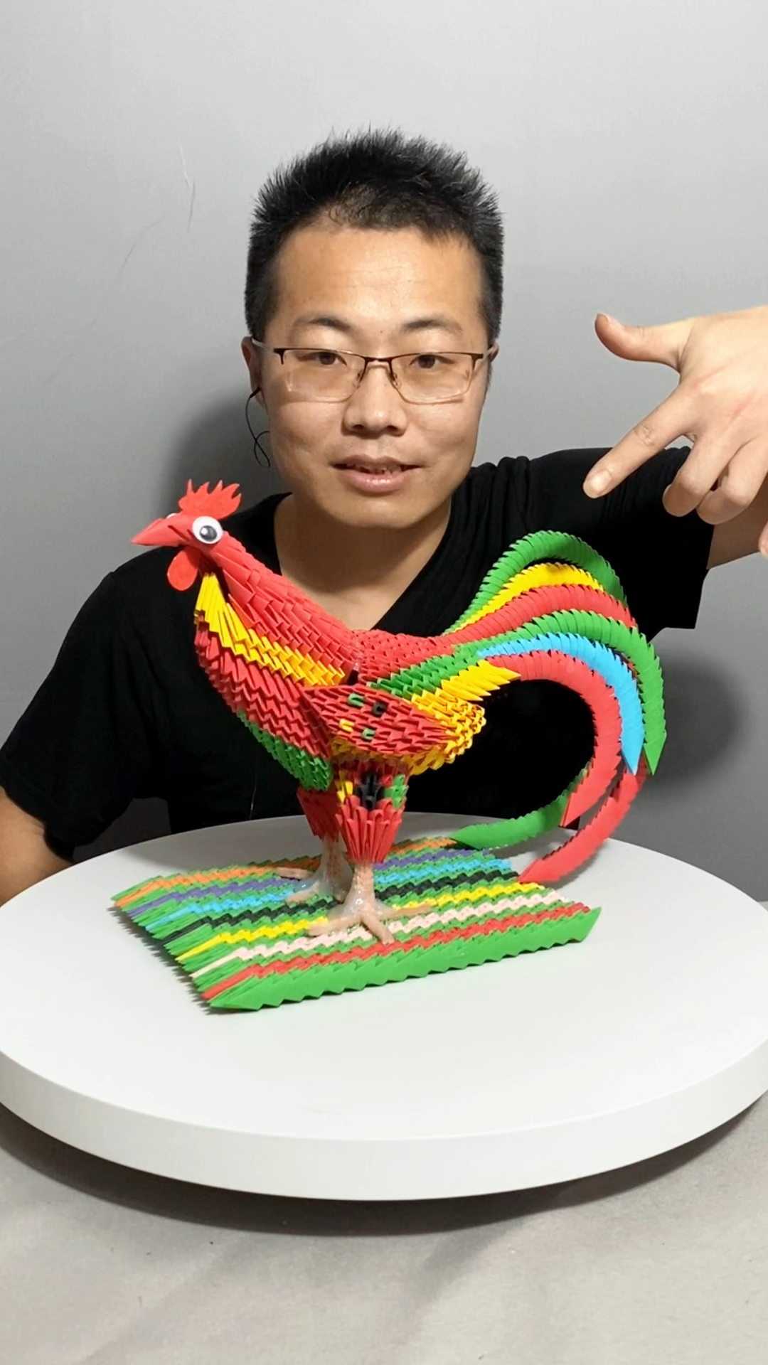 用1万张废纸做个大公鸡,以后再也不用闹钟了吧