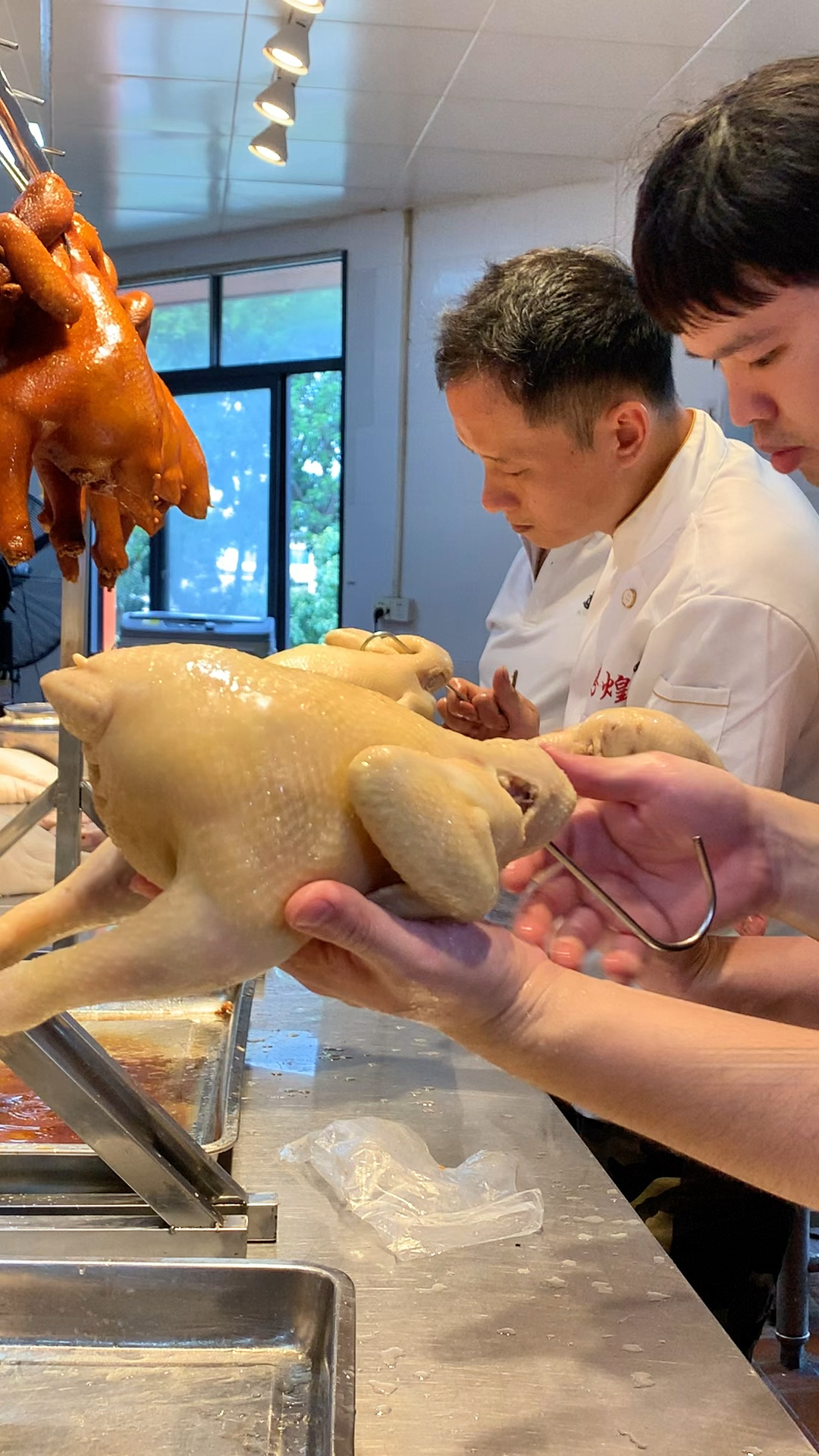 白切鸡挂钩摆放方法