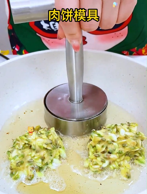 喜欢吃肉饼的在家就能做,用这个压肉饼模具,一分钟能做200个