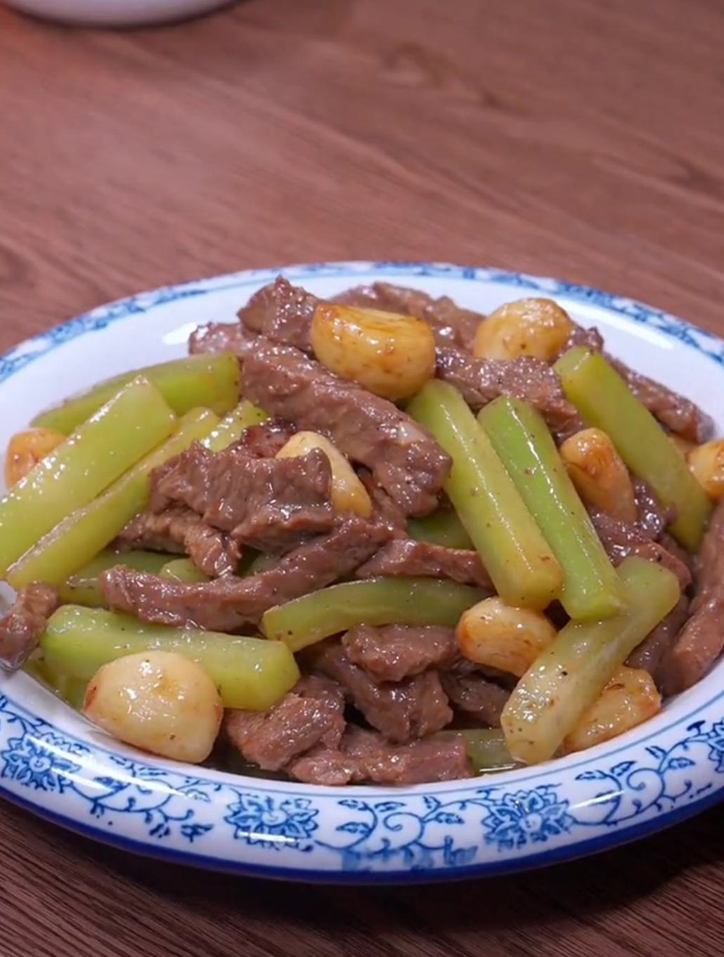 这个季节给孩子做青笋炒牛柳,鲜香滑嫩吃着放心
