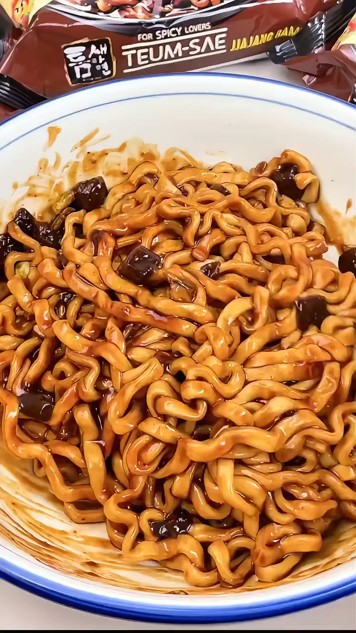 韩国进口炸酱面,吃起来香软Q弹有嚼劲!
