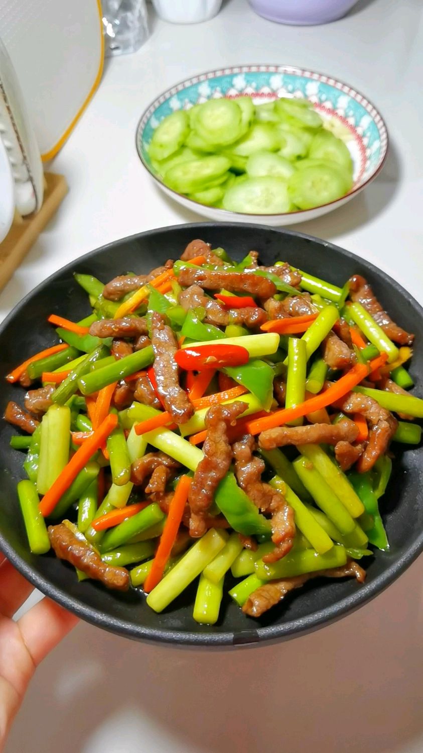 这样炒的蒜苔牛肉,牛肉软嫩多汁,蒜苔脆嫩爽口,入味又好吃