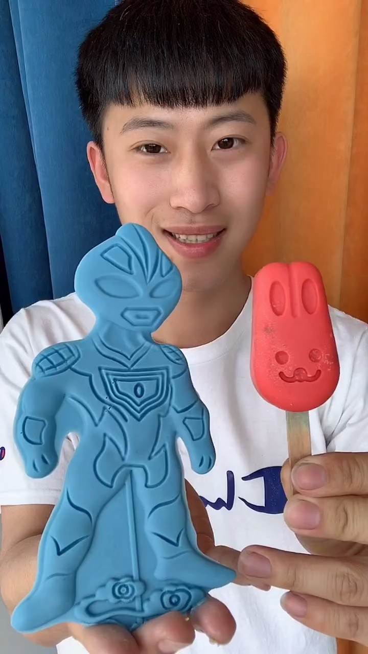 今天做了一个蓝色的奥特曼巧克力