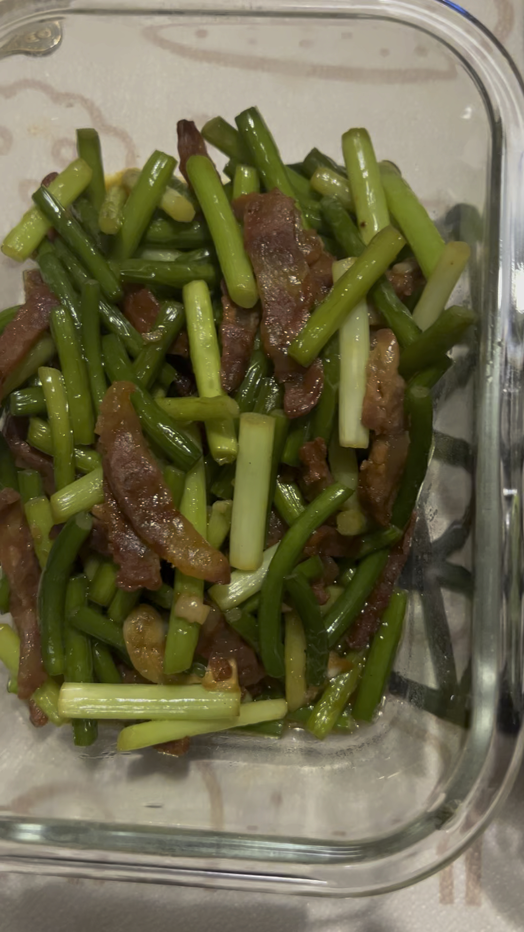 打工人之值班带啥菜 蒜苔炒香肠 青豆肉末