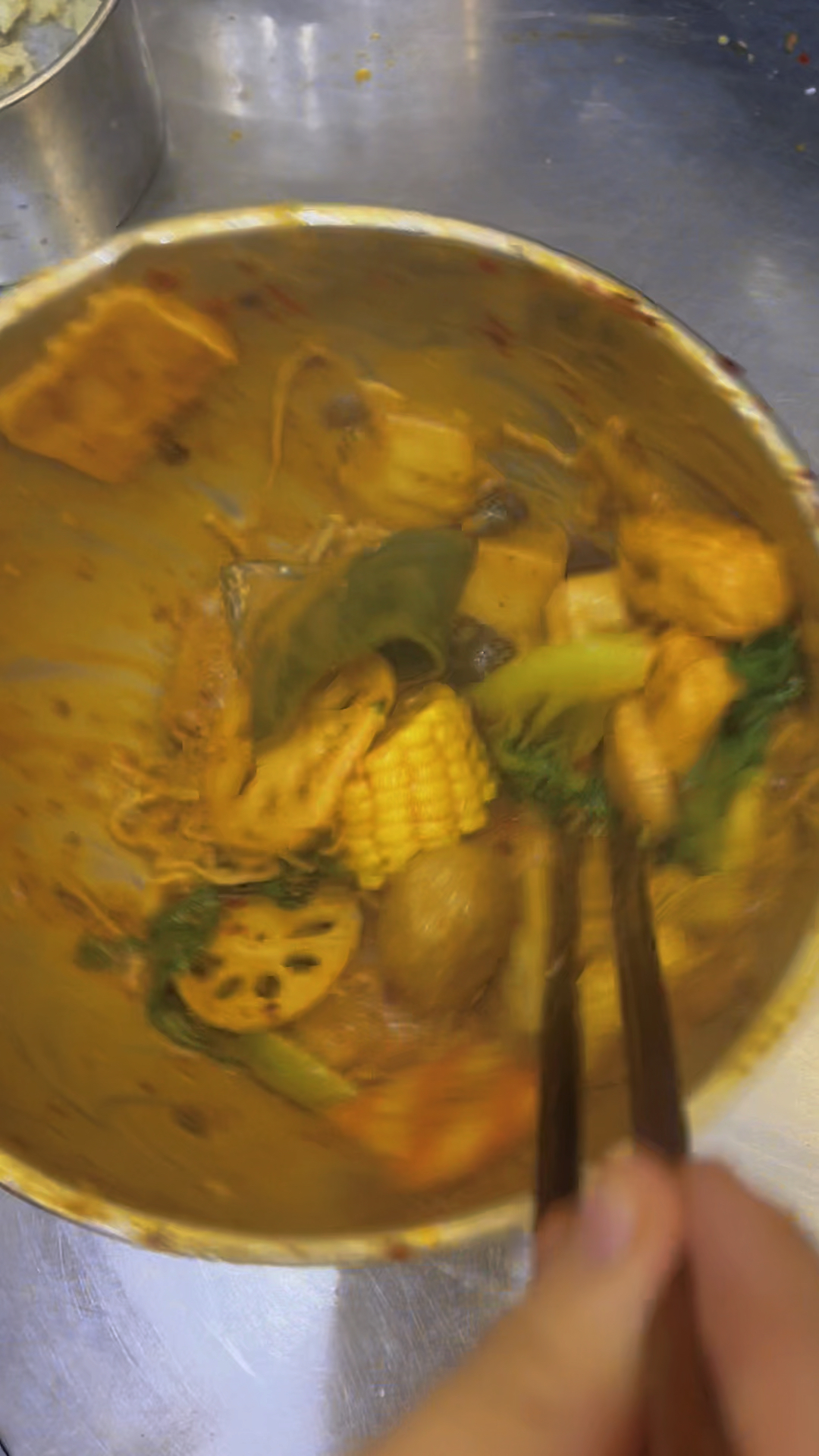 每个学校食堂都不能少了壹桶干拌冒菜