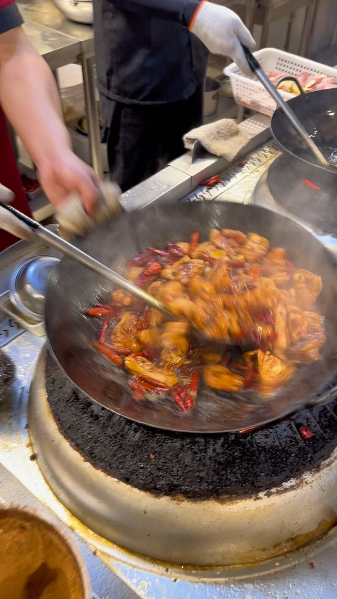全国开了几百家门店的大盘鸡,西部来客大盘鸡。今天来总店拿拿味