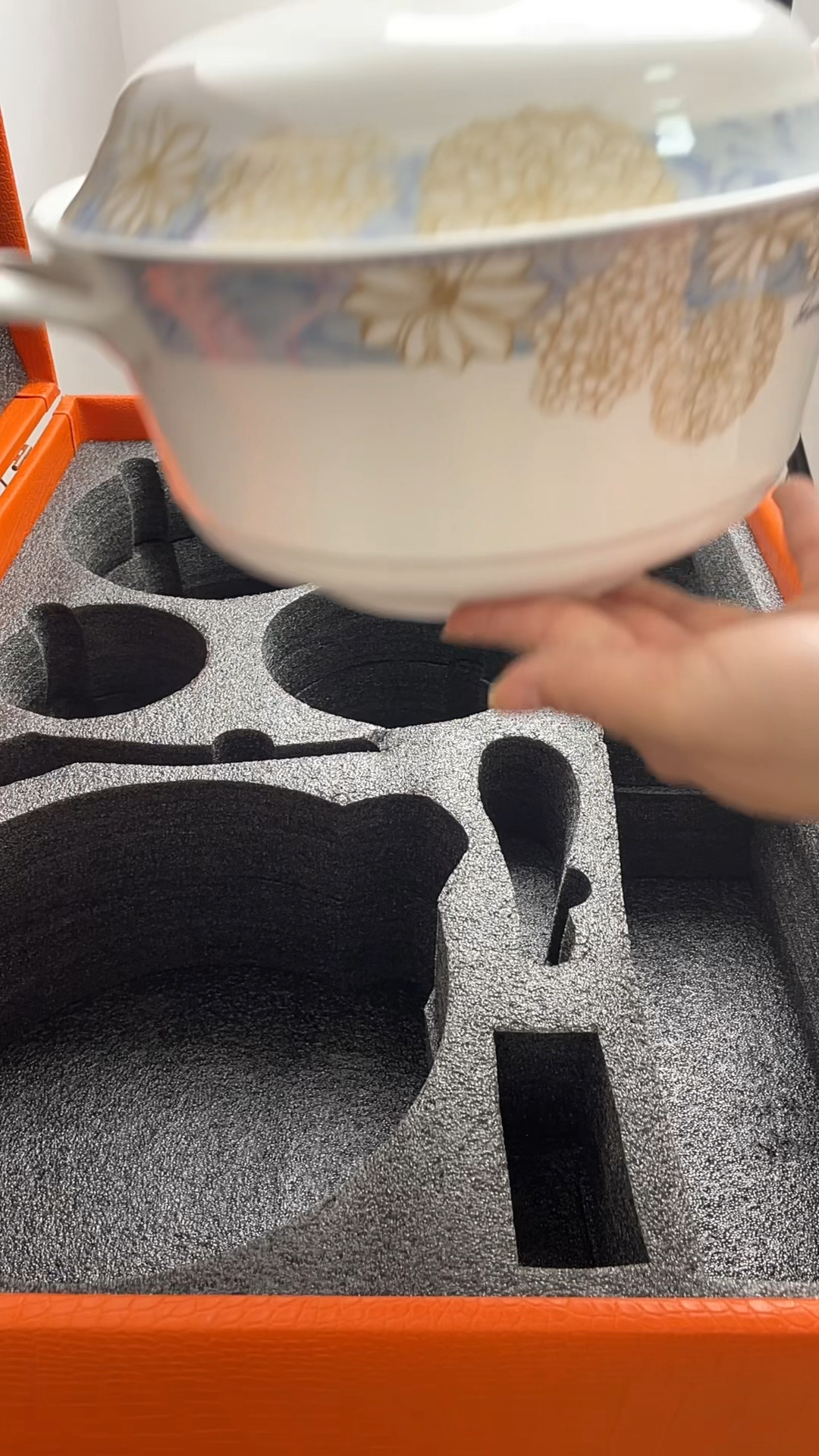 这些餐具的造型非常独特,让人过目不忘