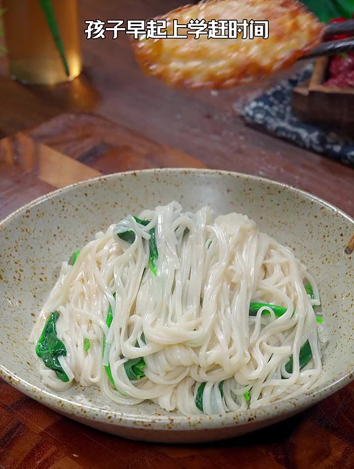 孩子上学赶时间,你就像我这样做碗葱油拌面,做法简单好吃又营养