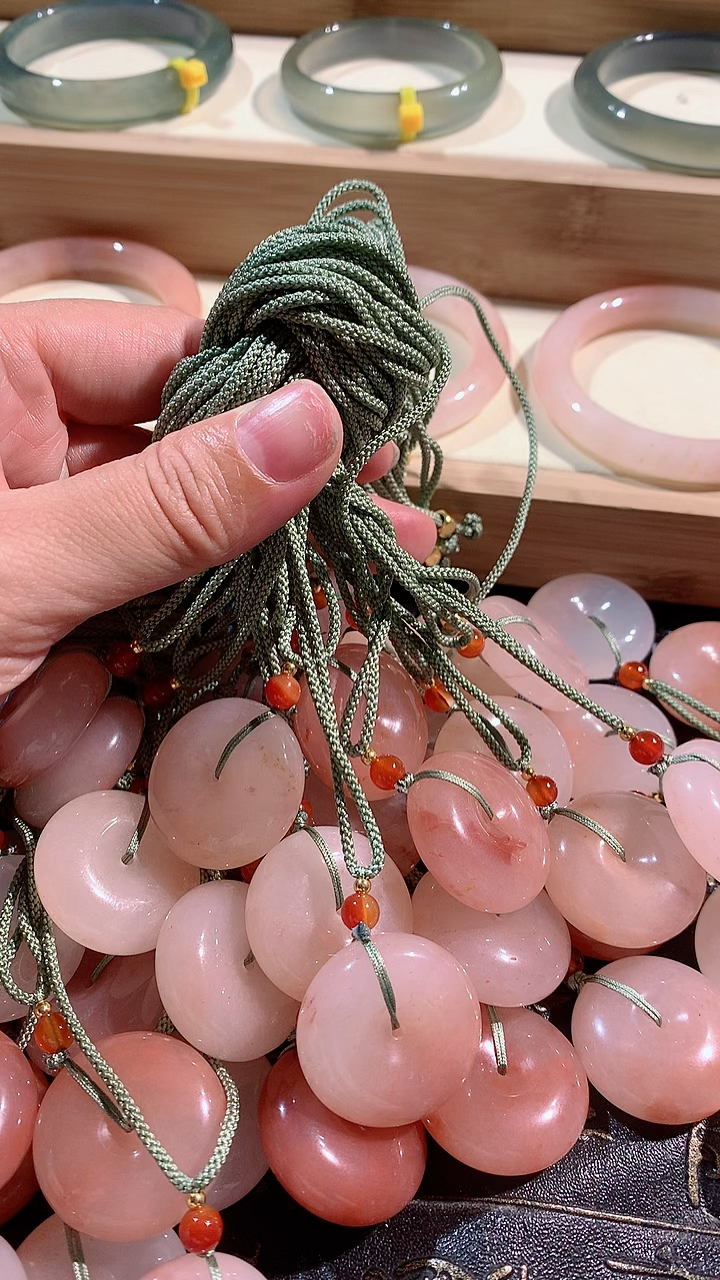 金丝玉的桃花酿手镯和平安扣