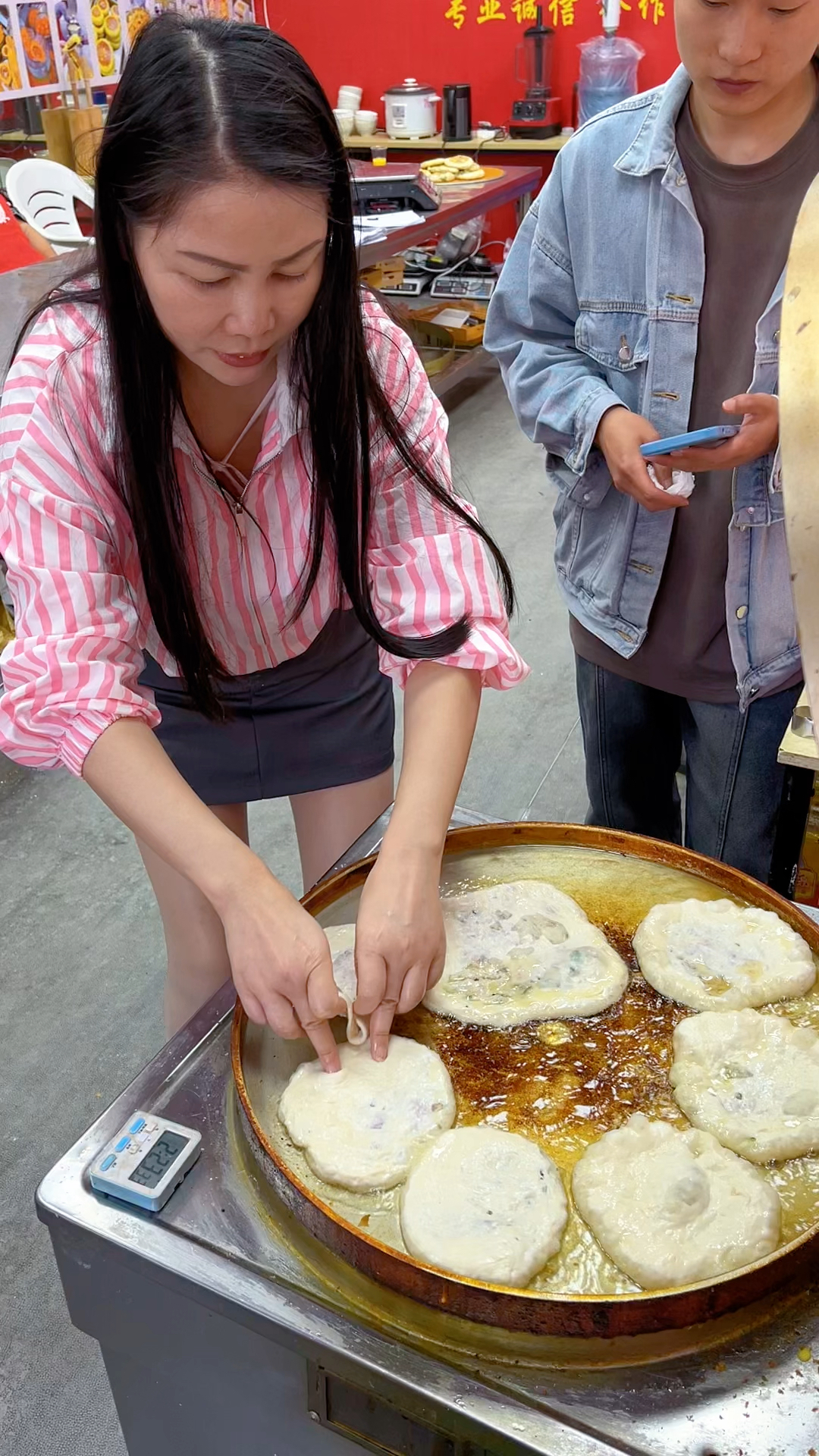 美女辞职摆摊卖馅饼,一天一袋面,收入可比打工强多了