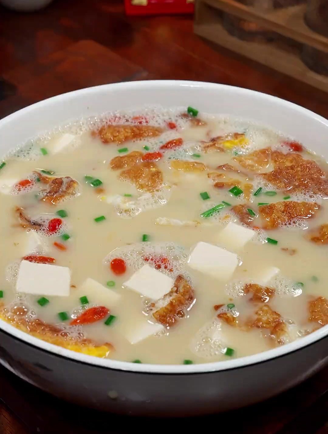 这样做的鲫鱼汤,汤鲜味美又有营养,学会了,你也赶紧做起来吧