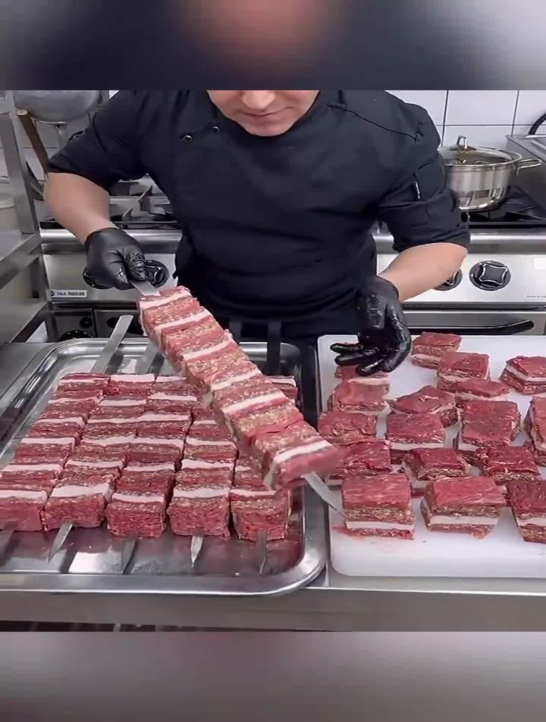 超大个羊肉串,这能烤熟吗?