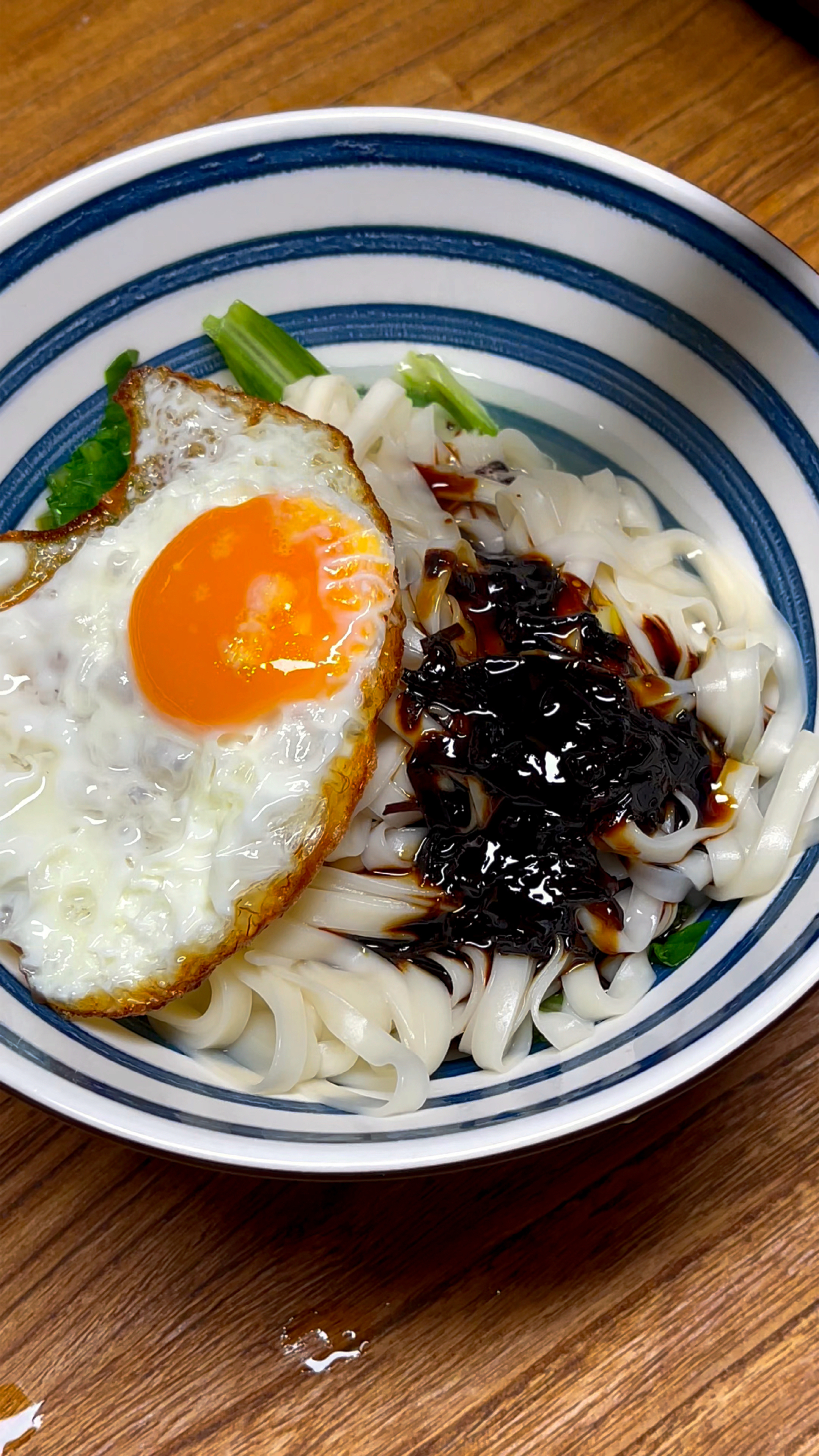 早上不要总是去外面吃,在家做一碗葱油拌面,葱香浓郁太好吃