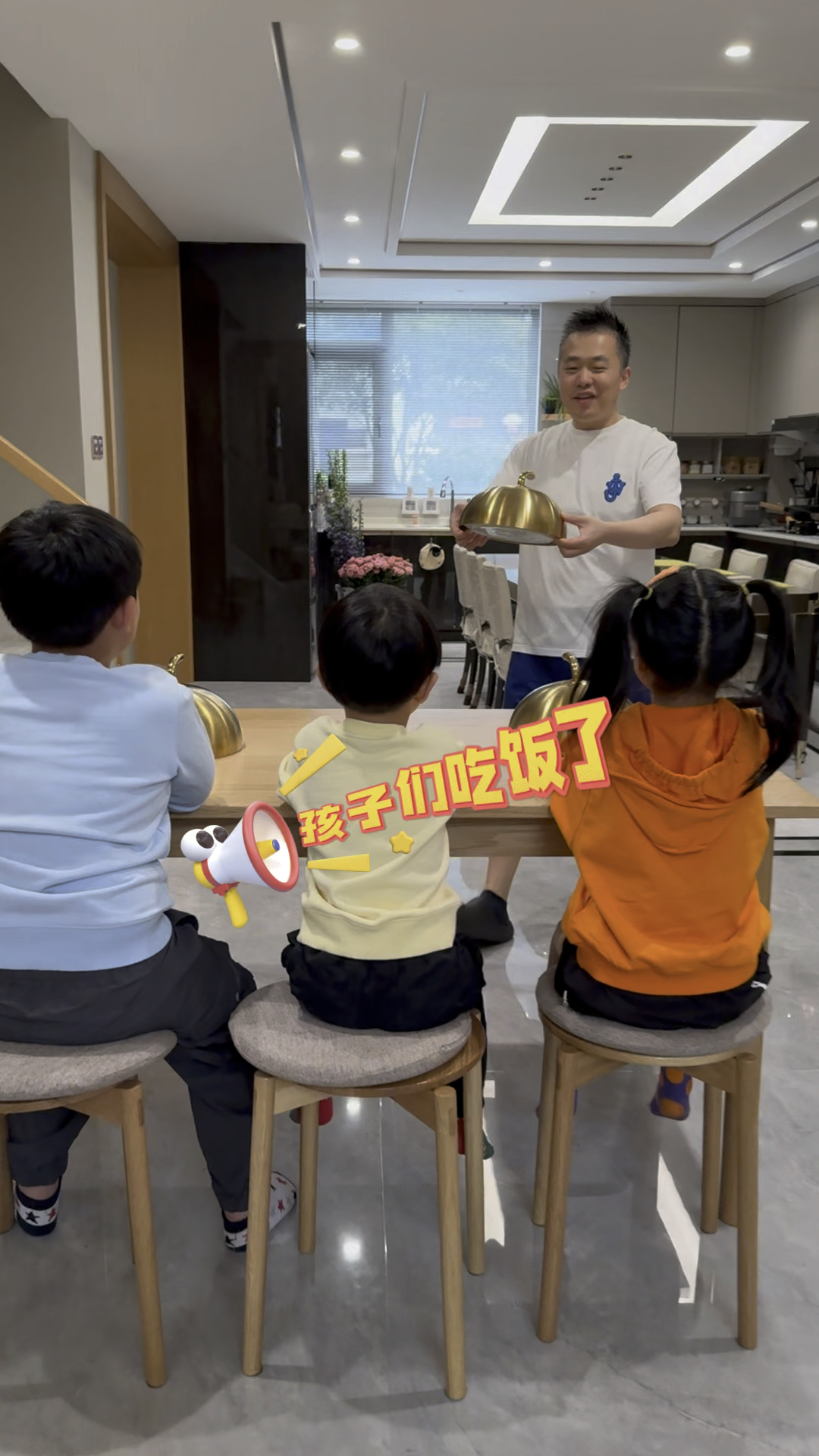 爸爸说今天给孩子们做早餐盲盒,又是有趣的一餐