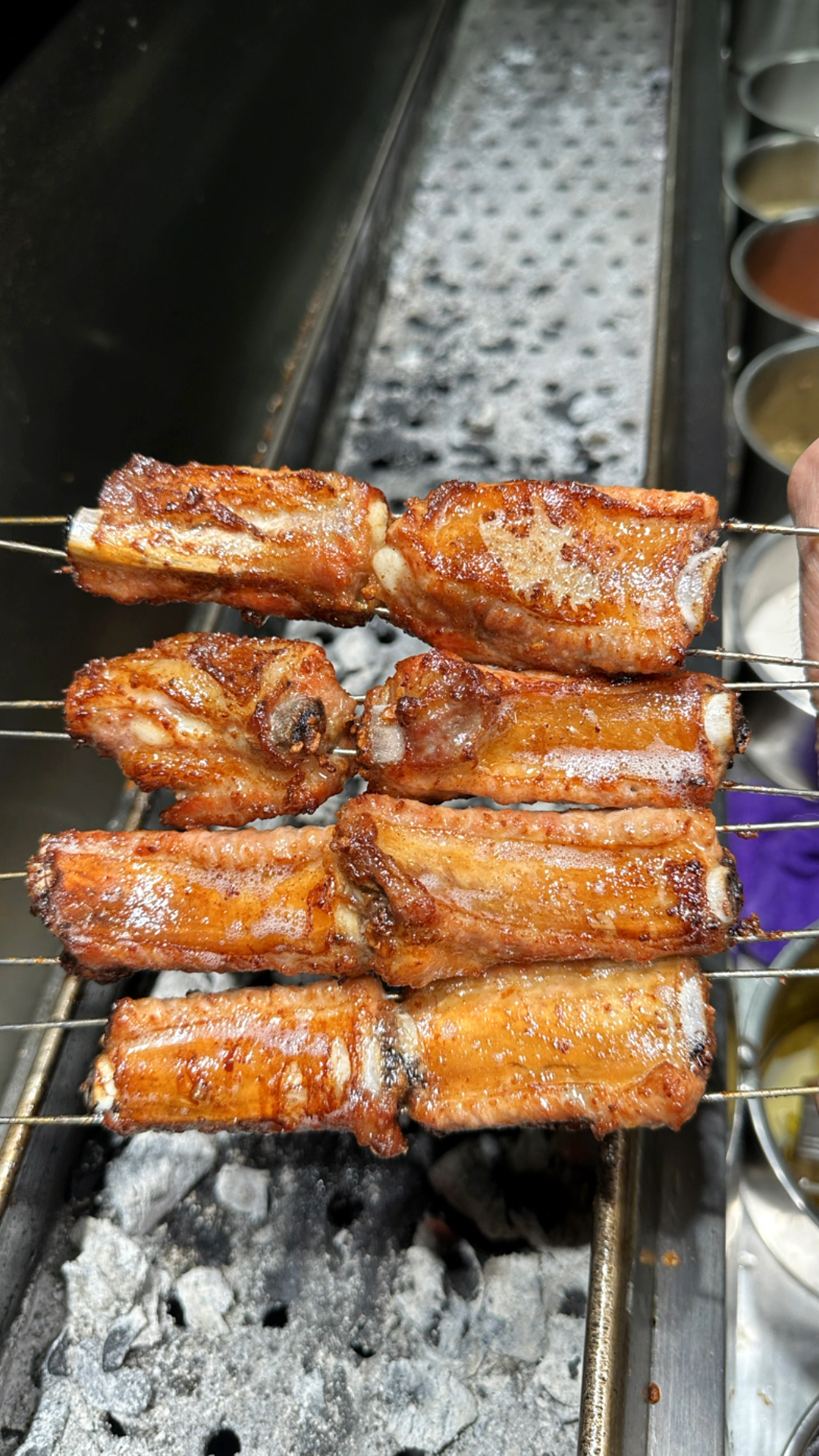 烧烤店的特色菜品蒜香排骨