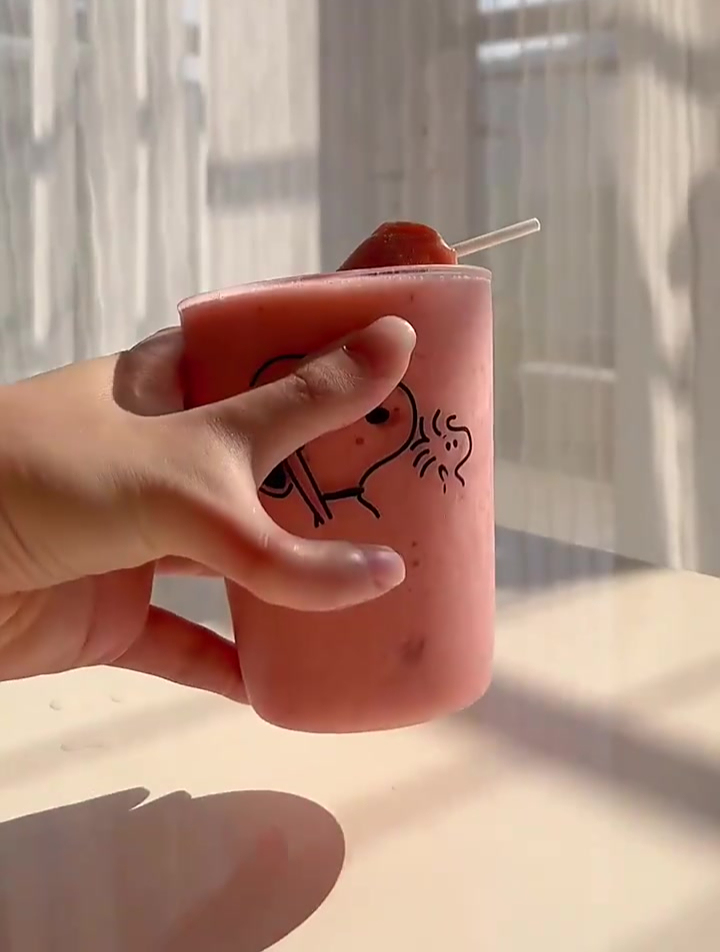 在家五分钟做一杯草莓奶昔