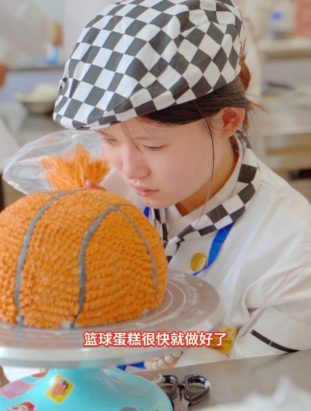 西点上课实拍—学生篮球蛋糕制作