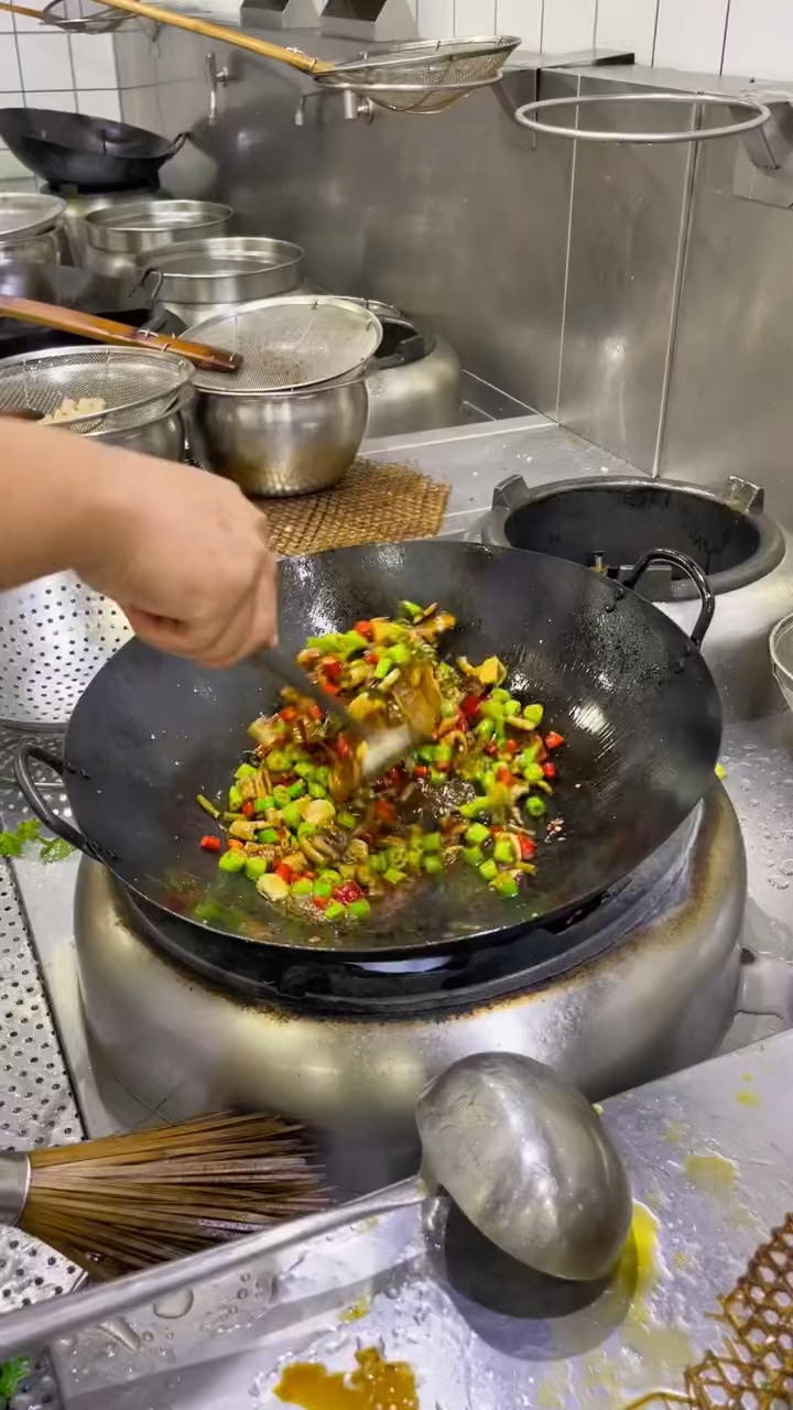 今天来一道爆炒椒麻鳝鱼!你们觉得炒得怎么样?