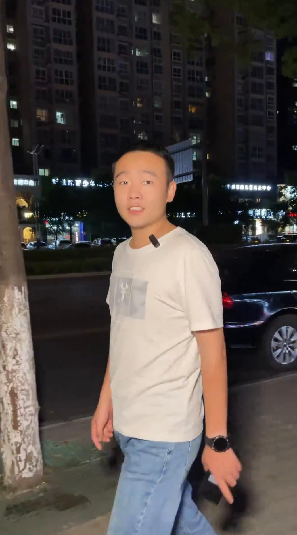 这满满一桌子菜,再配上这个烧饼,绝了