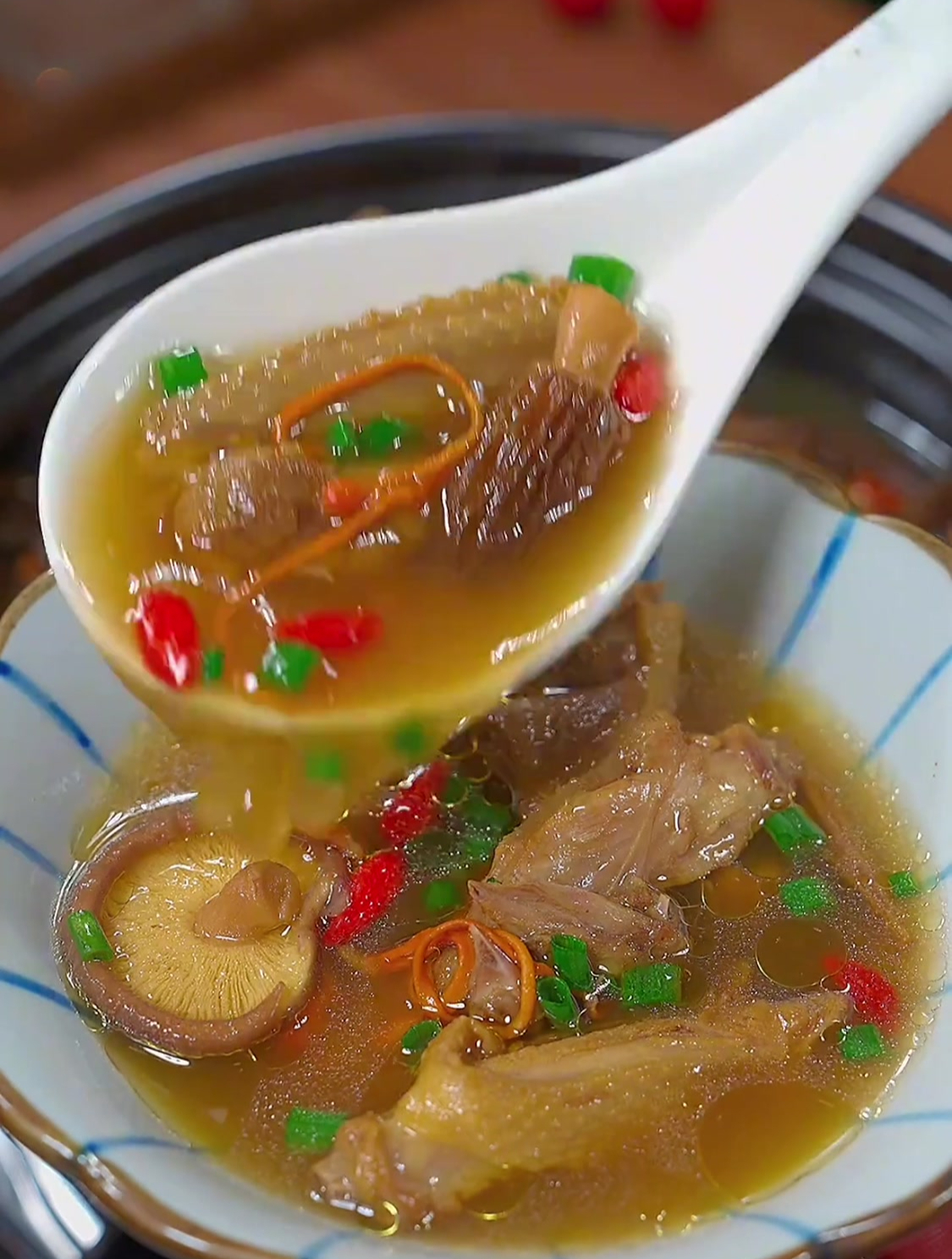 炖鸽子汤只需多加这一步,汤鲜味美又营养,真的非常好喝
