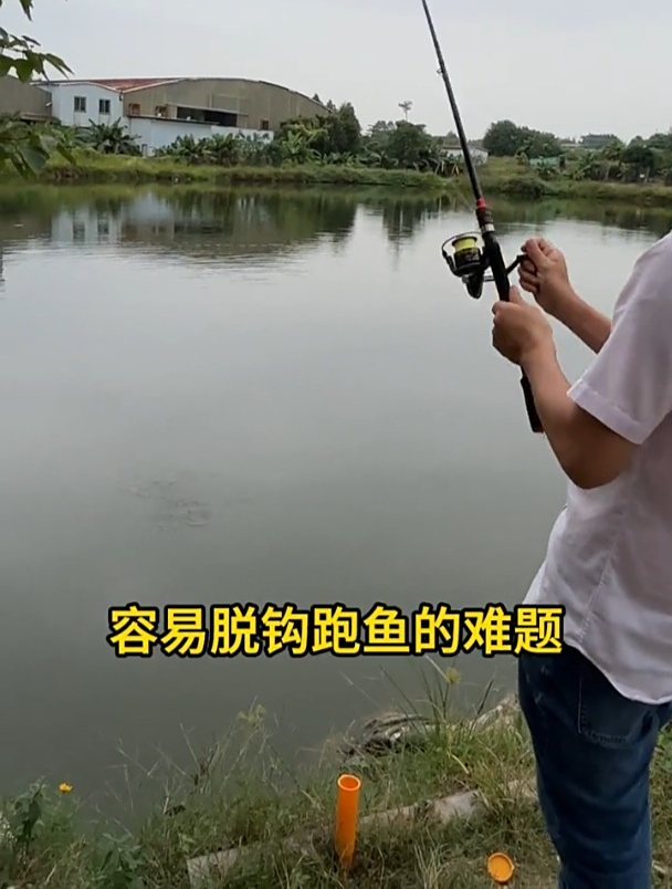 传统海竿钓鱼提竿不及时就容易脱钩跑鱼!试试这个小支架