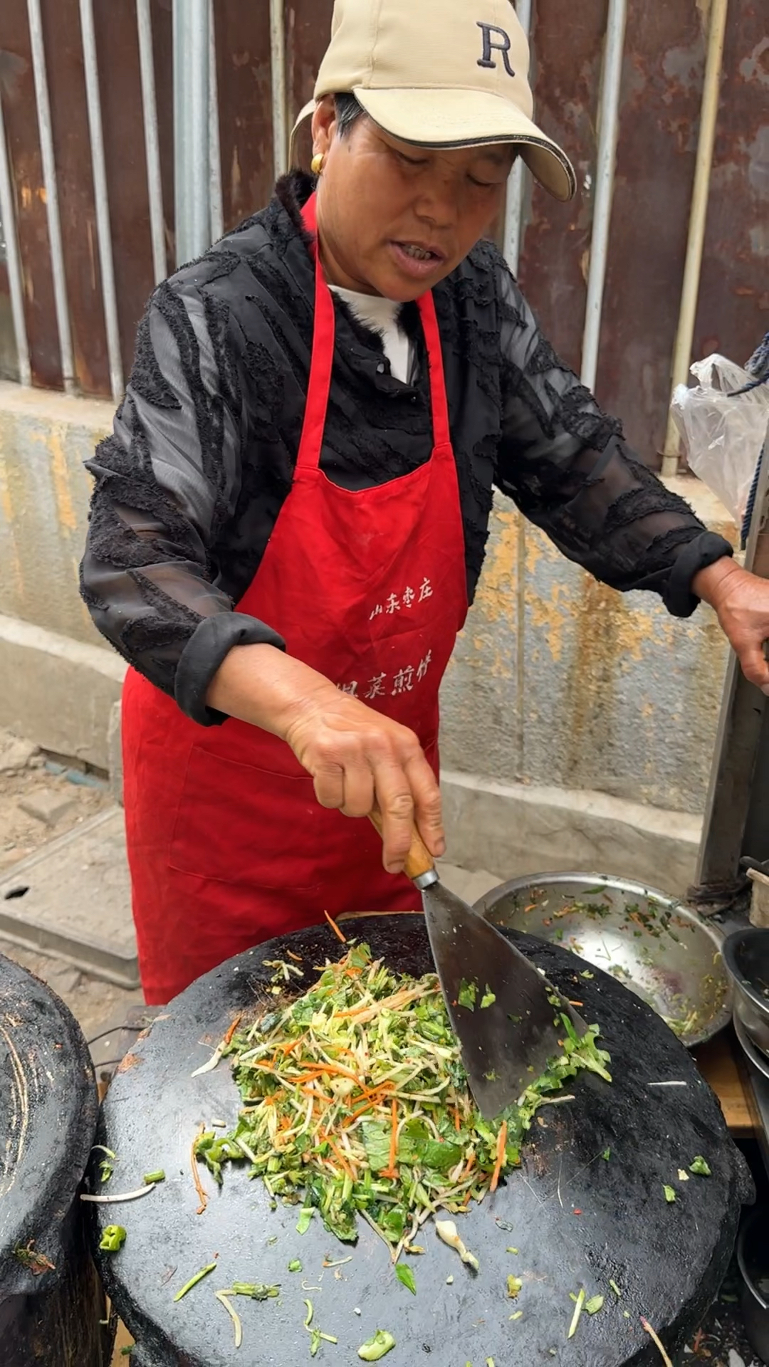 山东枣庄阿姨卖菜煎饼,7块一个切4瓣,挣出来两套房,挣钱太容易