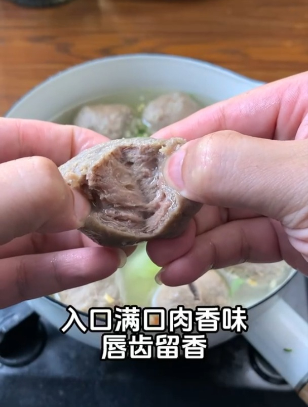 来看看正宗的潮汕手挤牛肉丸吧