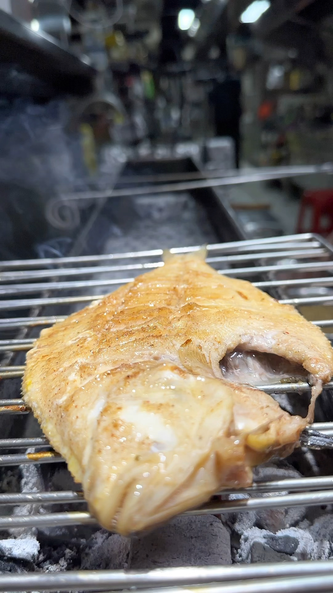 烧烤店了香辣炭烤偏口鱼