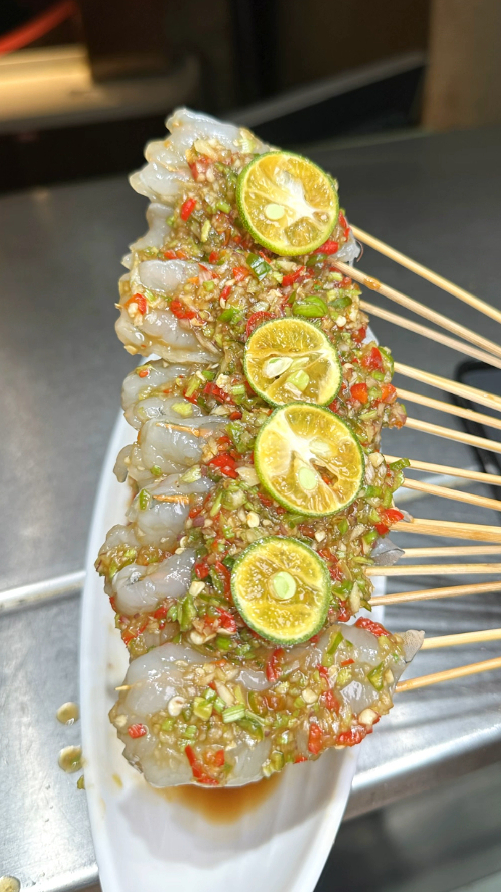 烧烤店的特色菜品芥辣鲜虾