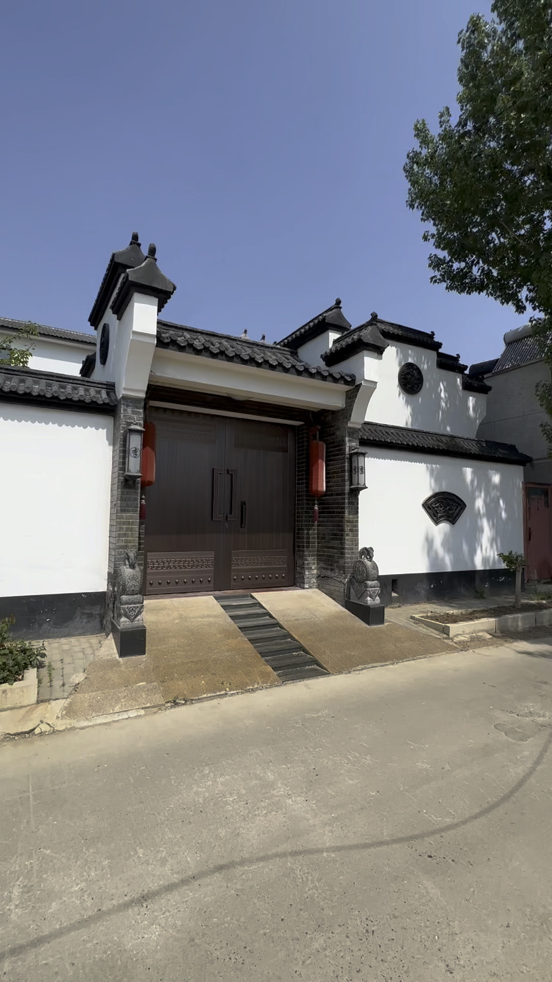 徽派建筑风格的大铜门这样装