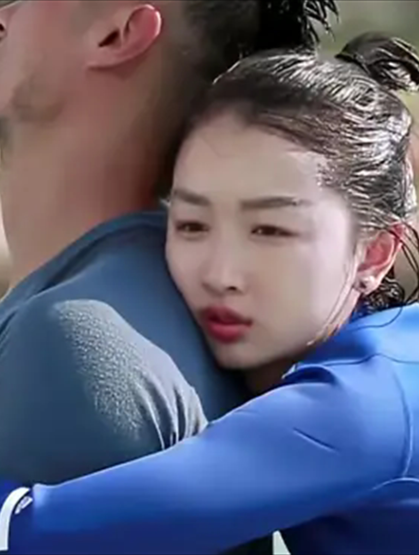 周冬雨忘记在录节目?紧紧抱住余文乐,双手抚摸胸肌丨我们相爱吧
