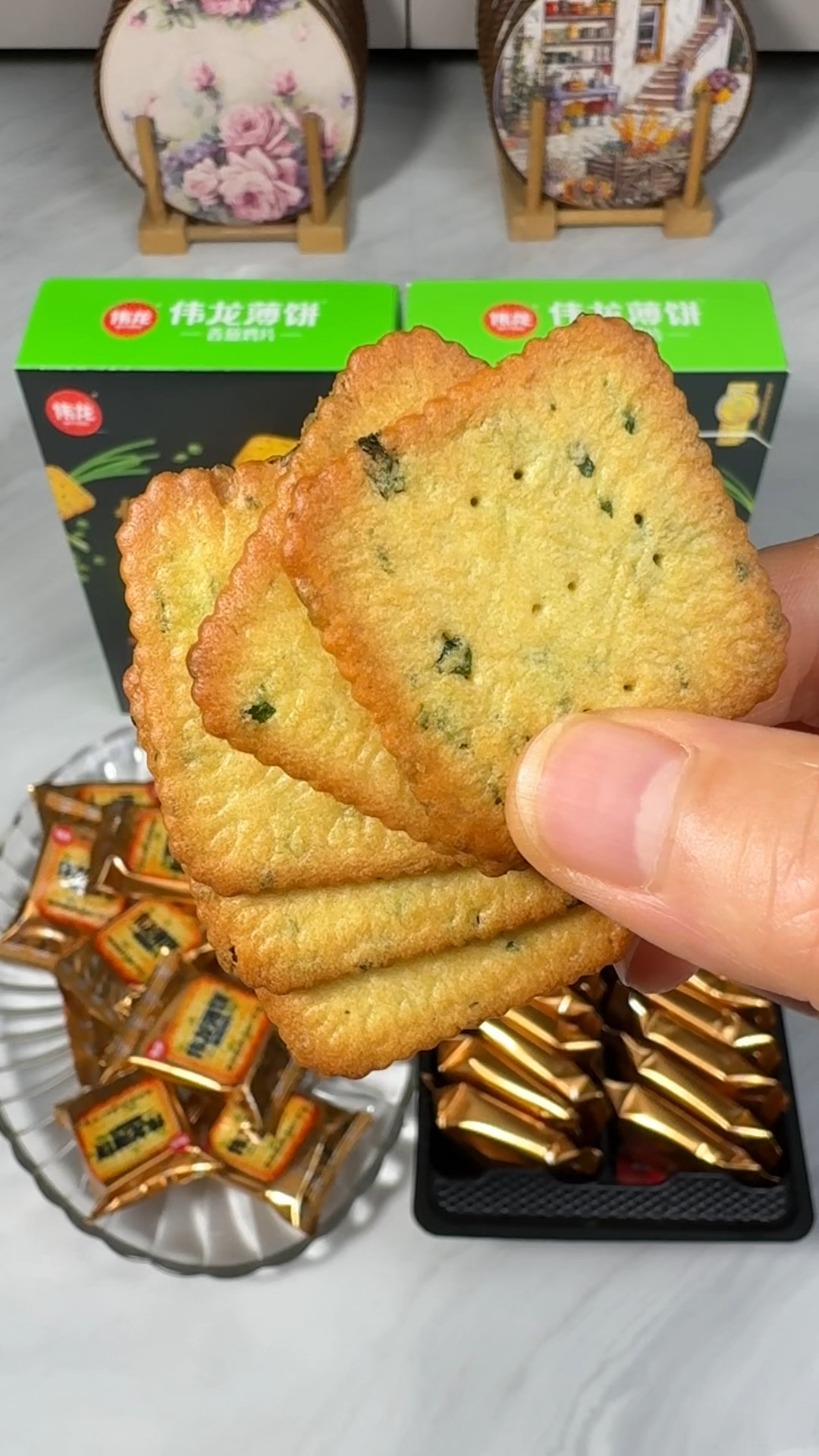 鸡汤做的薄脆香葱饼干被我找到了,酥脆酥脆的,全家人都爱吃