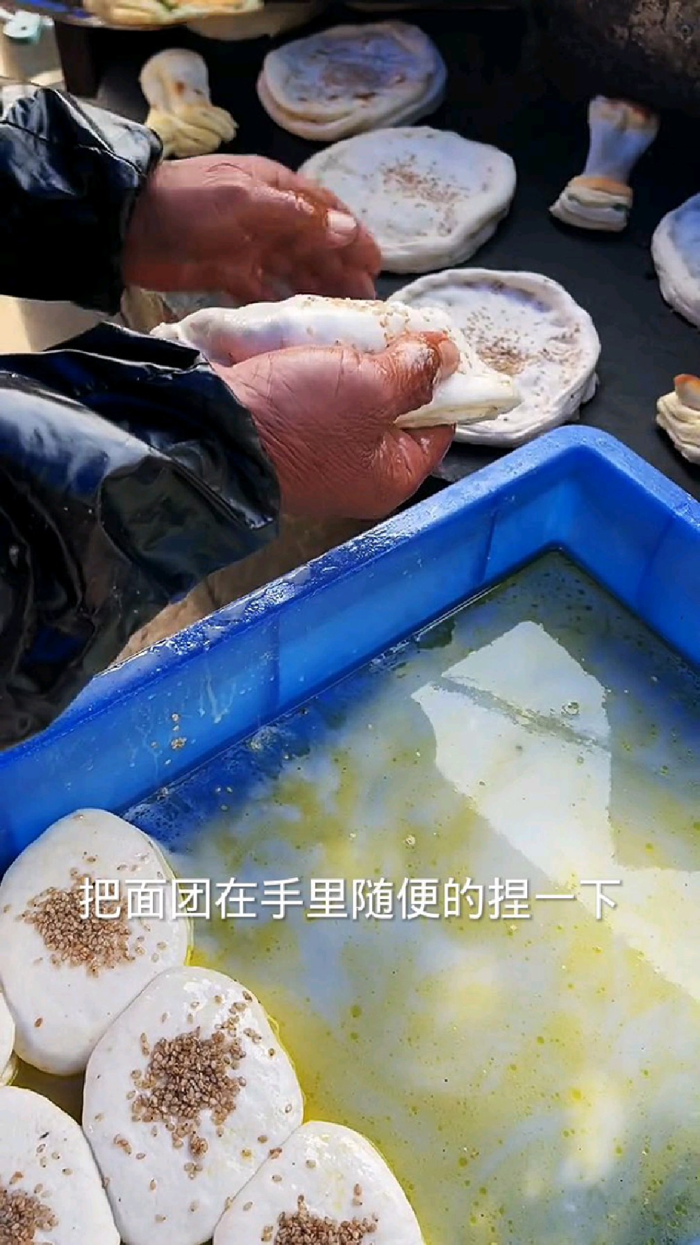 这是农村大集特有的烧饼,做法特别简单