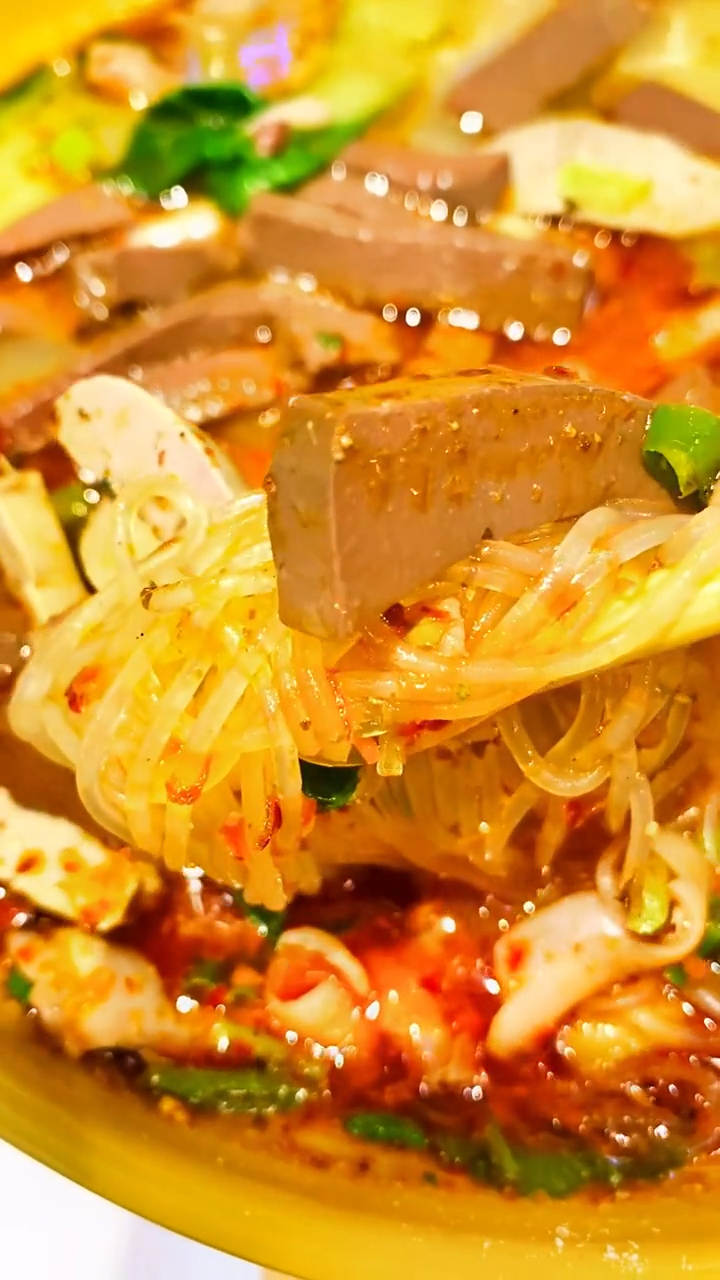 北京必吃美食—阁上阁鸭血粉丝汤!口感鲜美～这碗汤不仅补血养颜