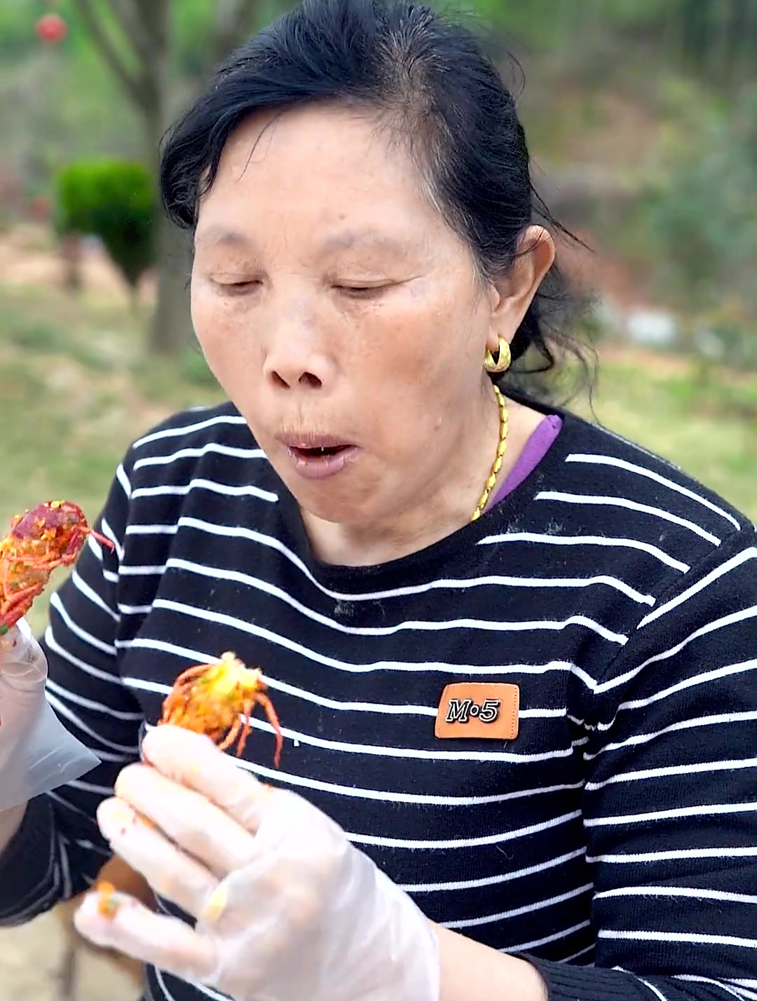 好吃到嗦手指的椒盐小龙虾,你们也去试试吧!