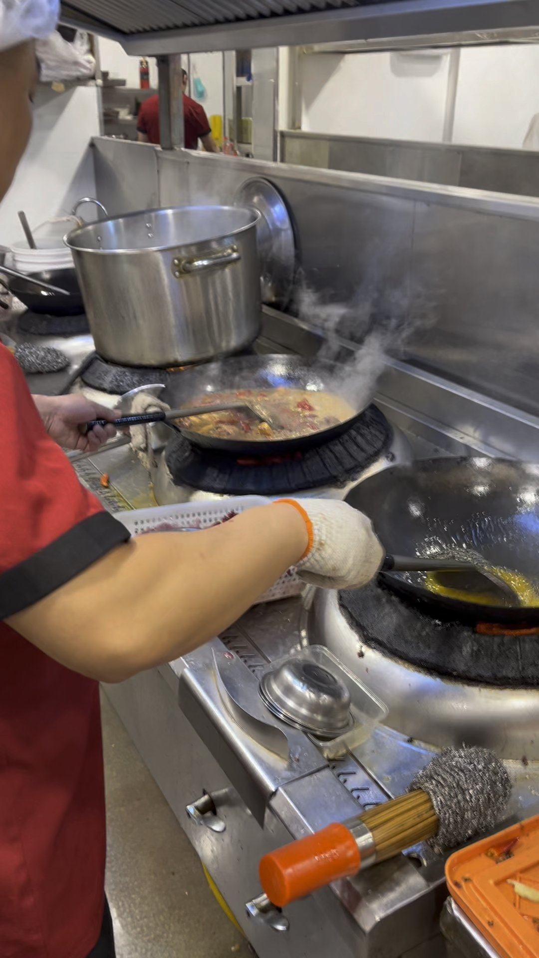 郑州西部来客大盘鸡总店,每天都是很多人