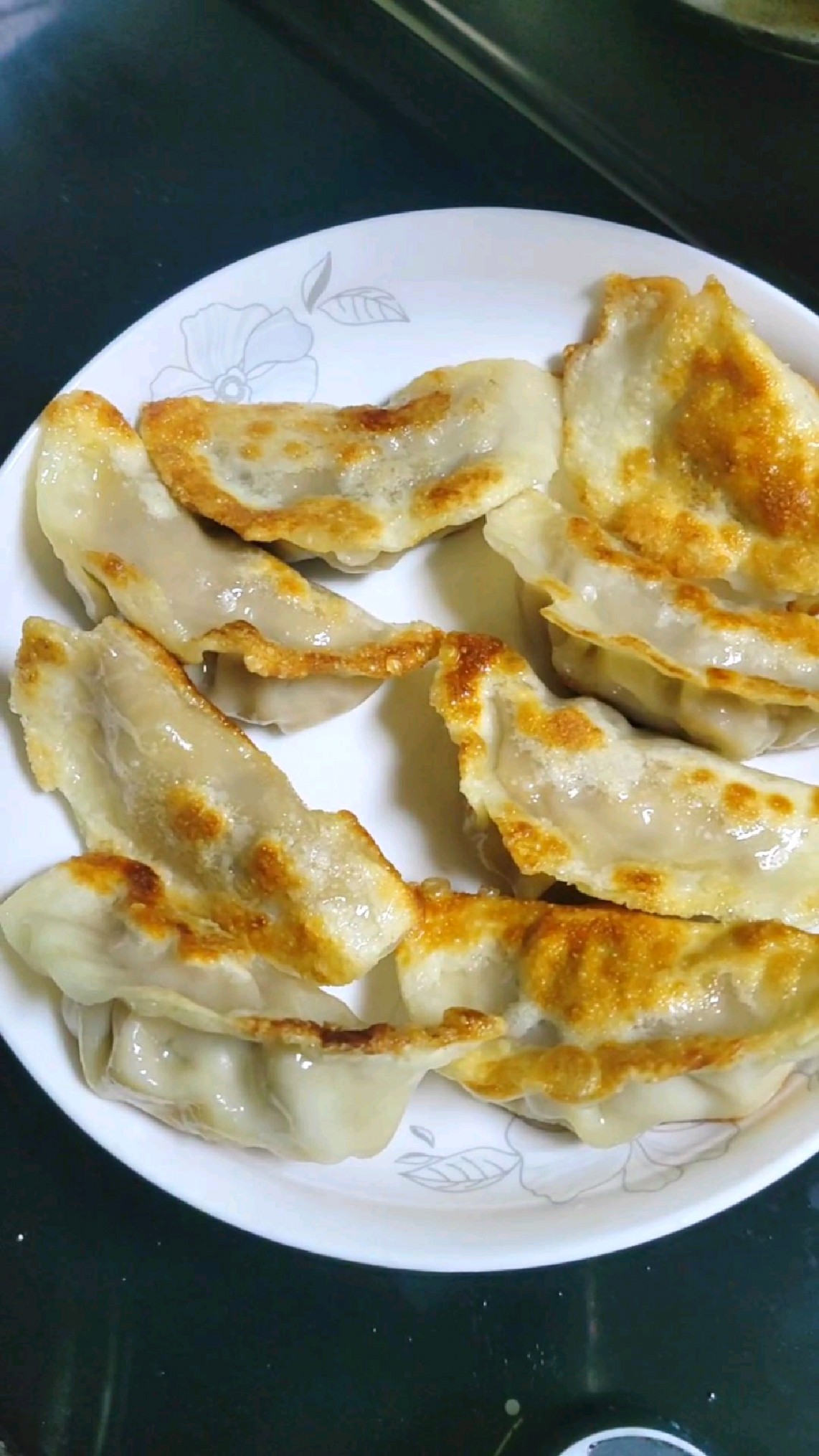 今早换个吃法,昨晚煮的水饺没吃完,今天做煎饺,小朋友直呼好吃